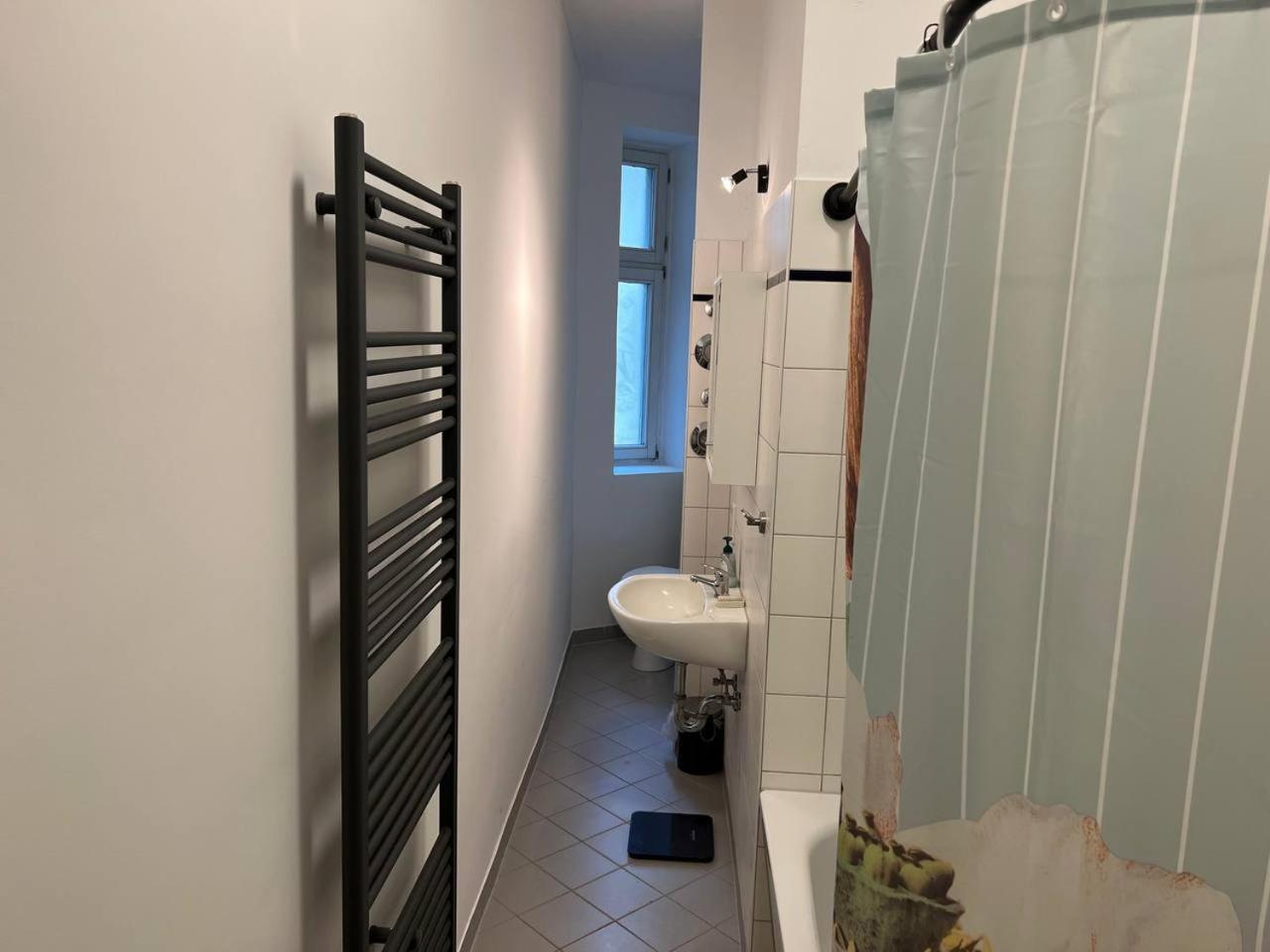 Stylish 2-Room Apartment With Balcony Next To East Side Gallery Berlin Exteriör bild