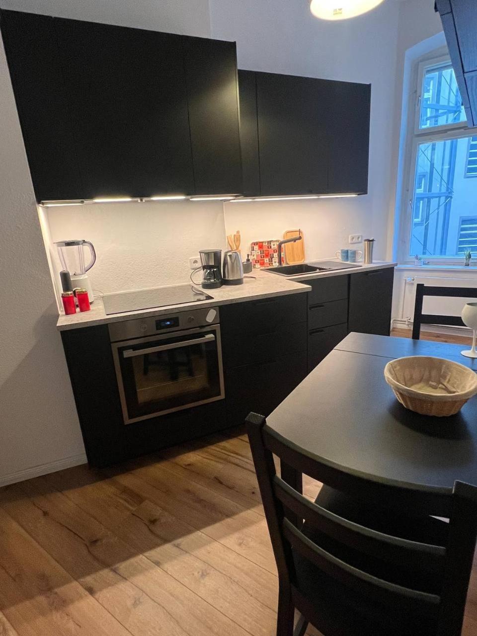 Stylish 2-Room Apartment With Balcony Next To East Side Gallery Berlin Exteriör bild