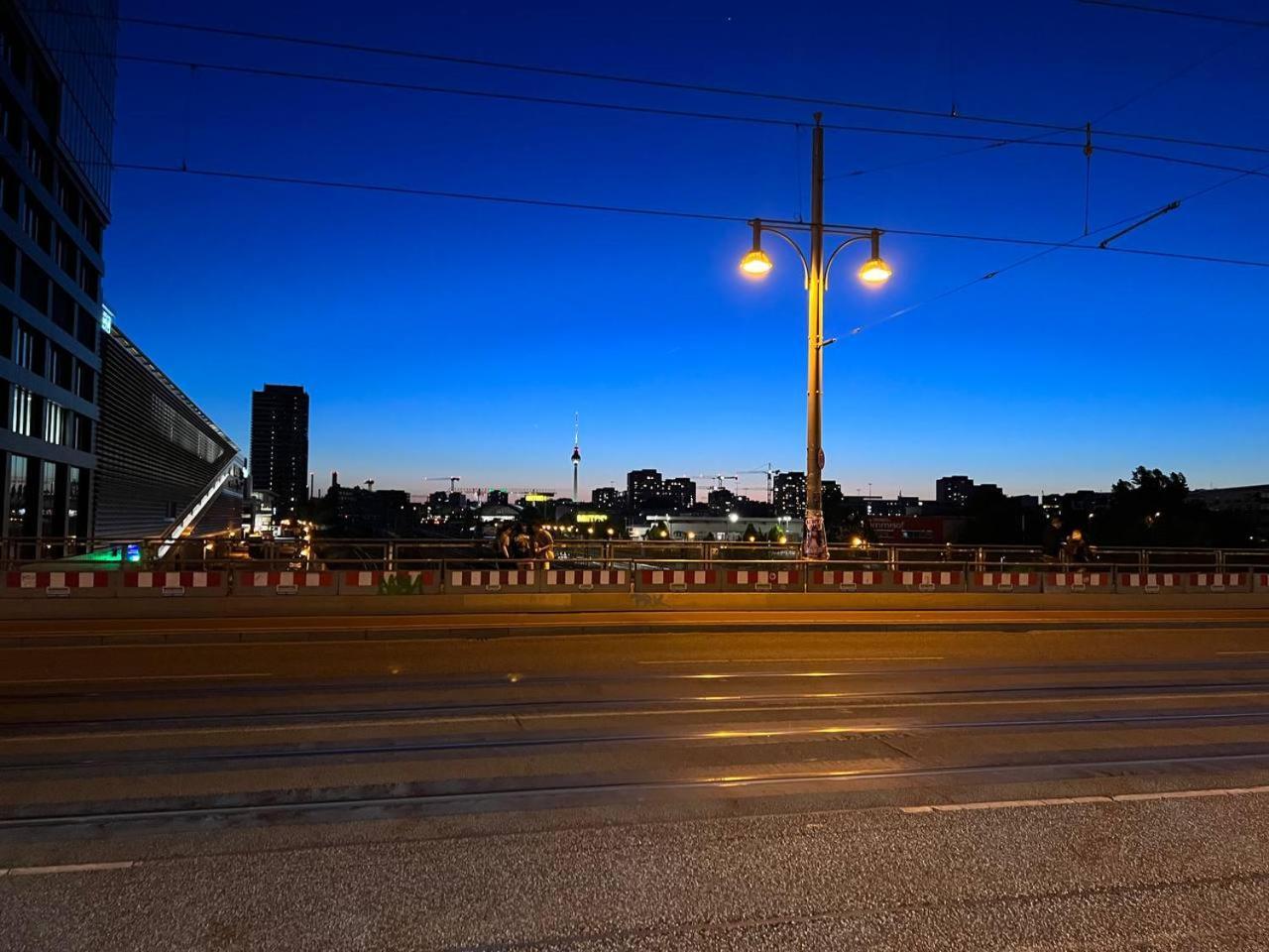 Stylish 2-Room Apartment With Balcony Next To East Side Gallery Berlin Exteriör bild